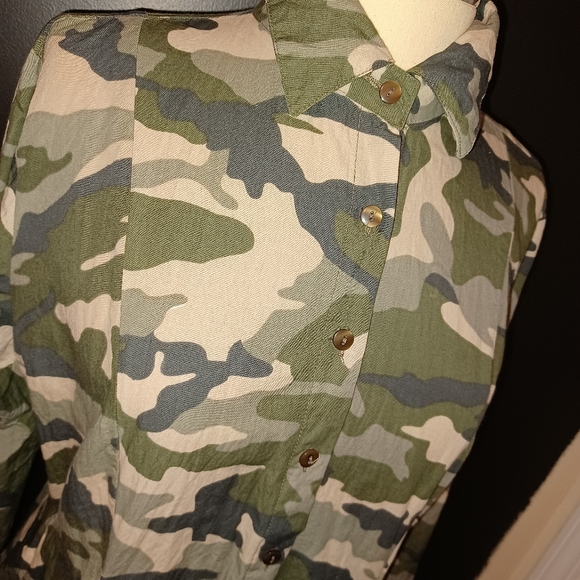 New York & Company Camouflage blouse - Picture 4 of 6